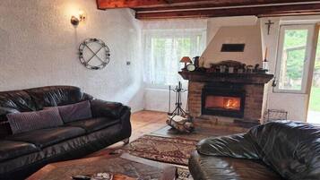 Una Smart TV, una chimenea