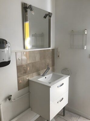 Dusche, Haartrockner, Handtücher