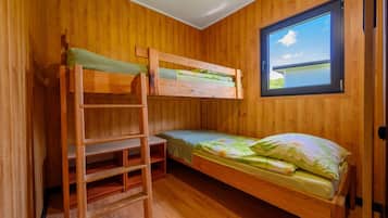 2 bedrooms, travel crib, bed sheets