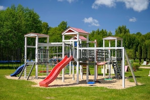 Un parque infantil con toboganes y estructuras para escalar.