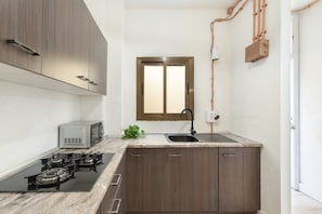 Jääkaappi, mikroaaltouuni, liesi, keittoastiat/astiat/ruokailuvälineet