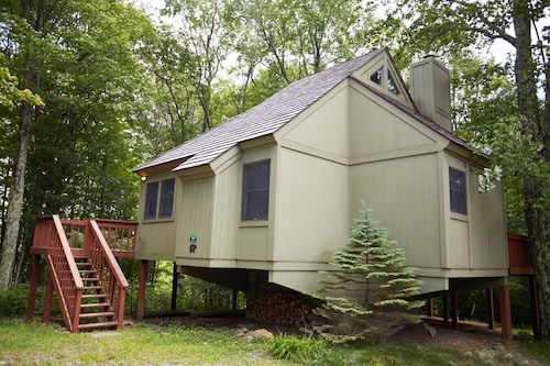 Black Bear Resort - Serene Cabin Retreat | Views, Deck & Resort Access