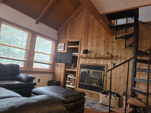 Black Bear Resort - Serene Cabin Retreat | Views, Deck & Resort Access