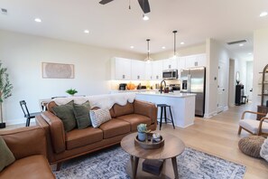 Smart TV - Premium 4BR Home by Havenlight Luxury Stays (Lynchburg)
