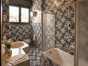 Habitación básica doble | Baño | Secadora de cabello, toallas, jabón, shampoo 