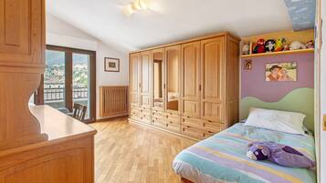 3 habitaciones, tabla de planchar con plancha, wifi y ropa de cama