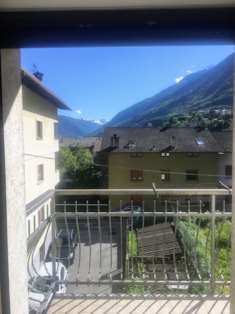 Property grounds. Apartment 'Terrazza Valtellina' with Mountain View, Shared Terrace and Wi-Fi