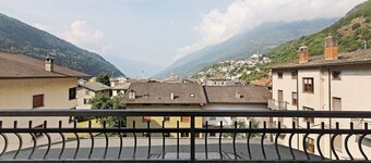 'Terrazza Valtellina' Apartment with Mountain View, Shared Terrace, and Wi-Fi