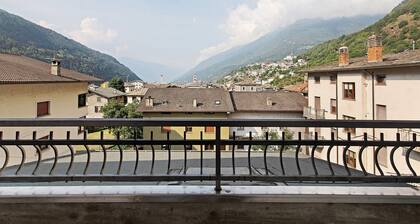 Appartement 'Terrazza Valtellina' avec vue montagne, terrasse commune et Wi-Fi