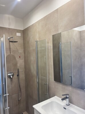 Séchoir à cheveux, serviettes fournies, savon, papier de toilette