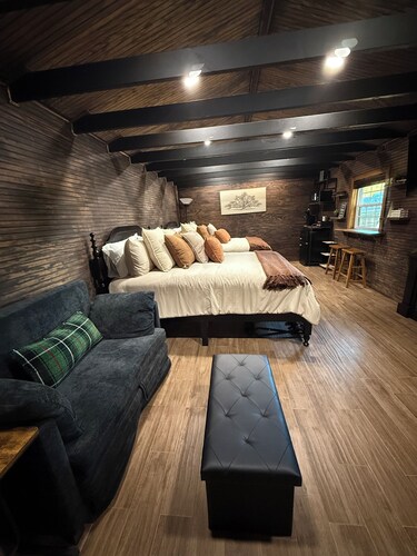  Small private cabin sleeps 5  perfect for families and solo travelers.