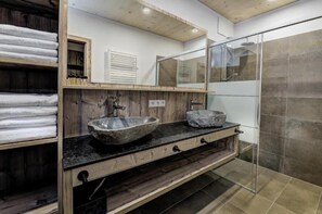 Douche, séchoir à cheveux, serviettes fournies, savon