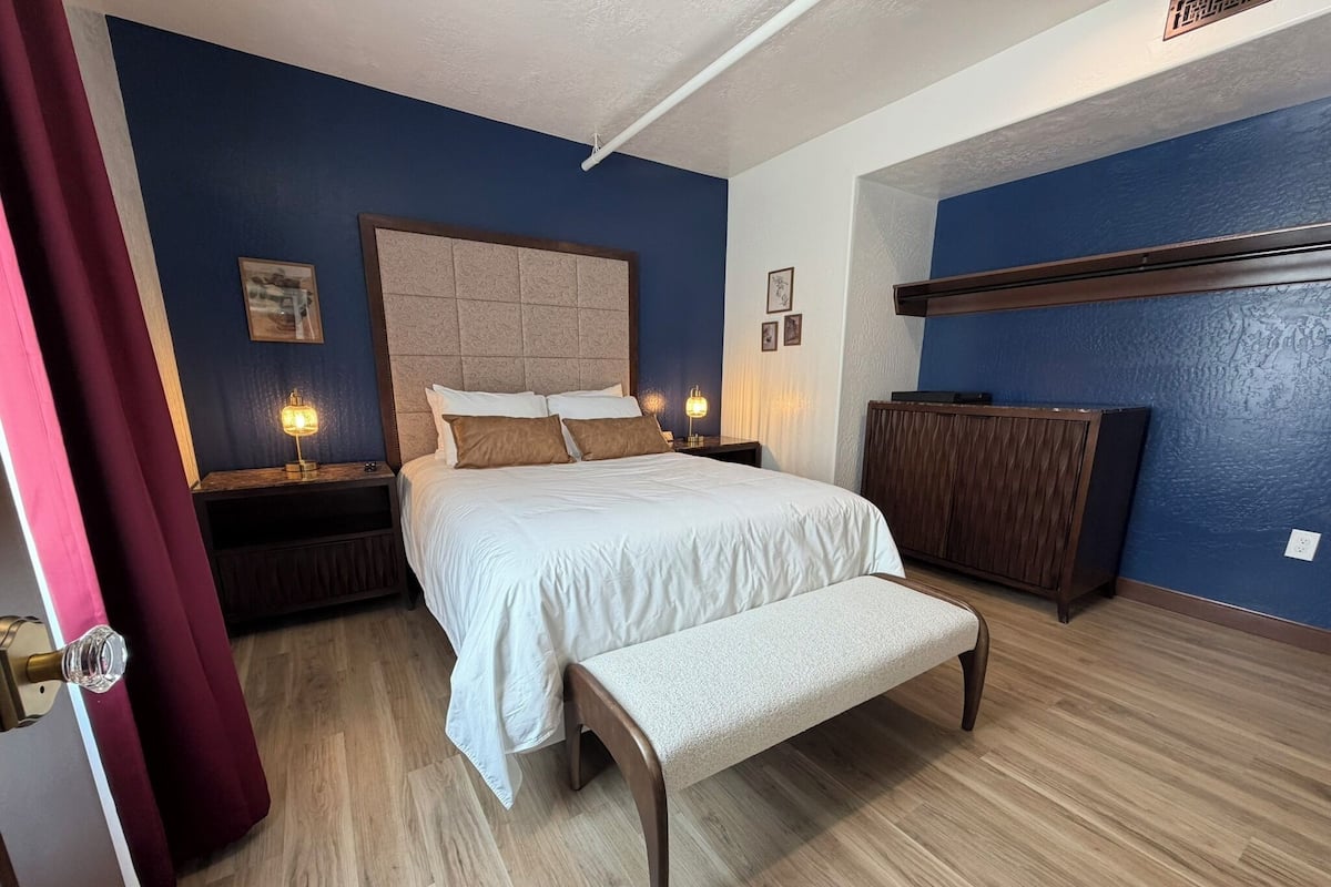 Signature Single Room | Laptop workspace, blackout drapes, soundproofing, WiFi (free)