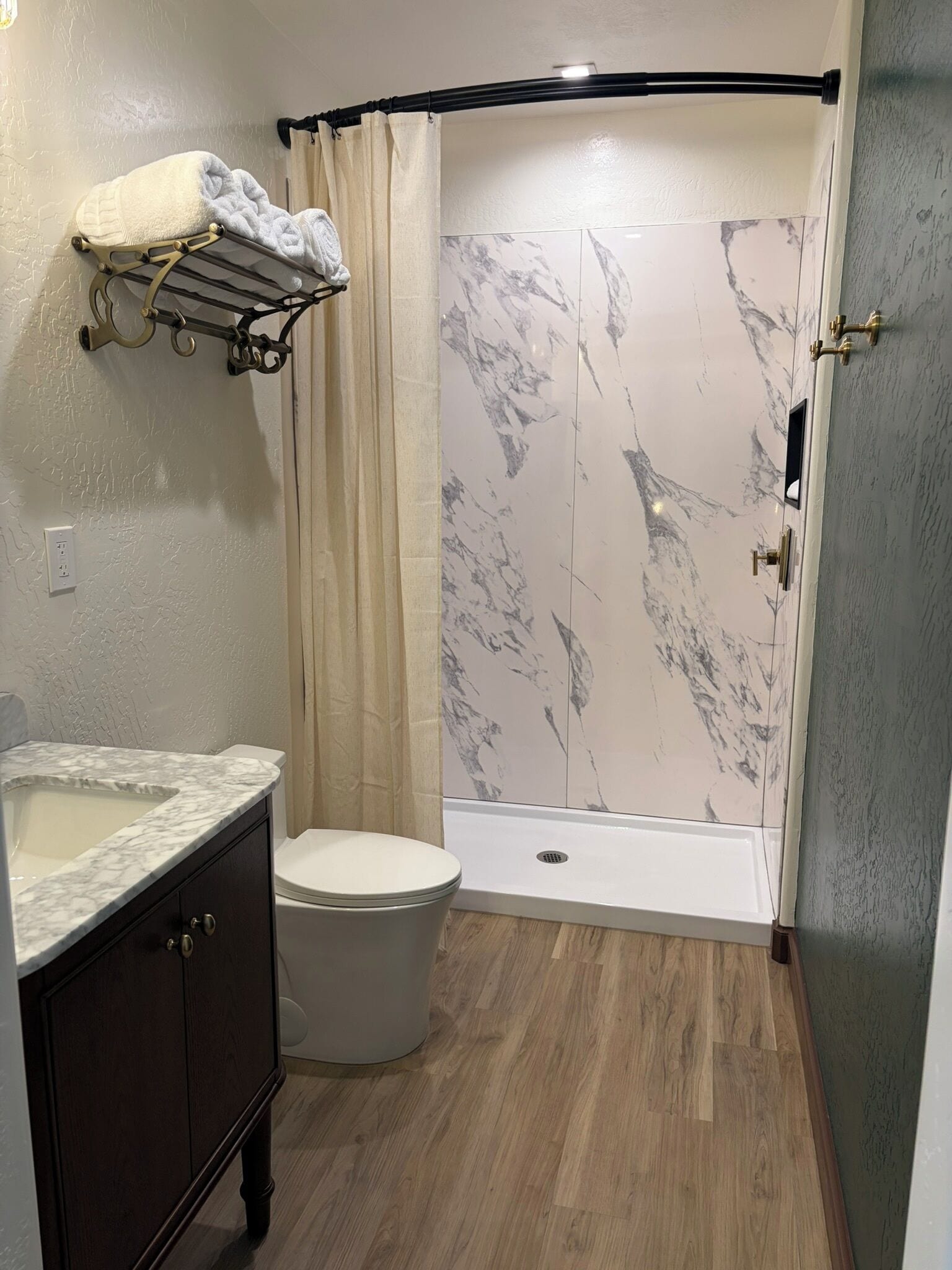 Studio Suite | Bathroom | Shower, free toiletries, hair dryer, towels