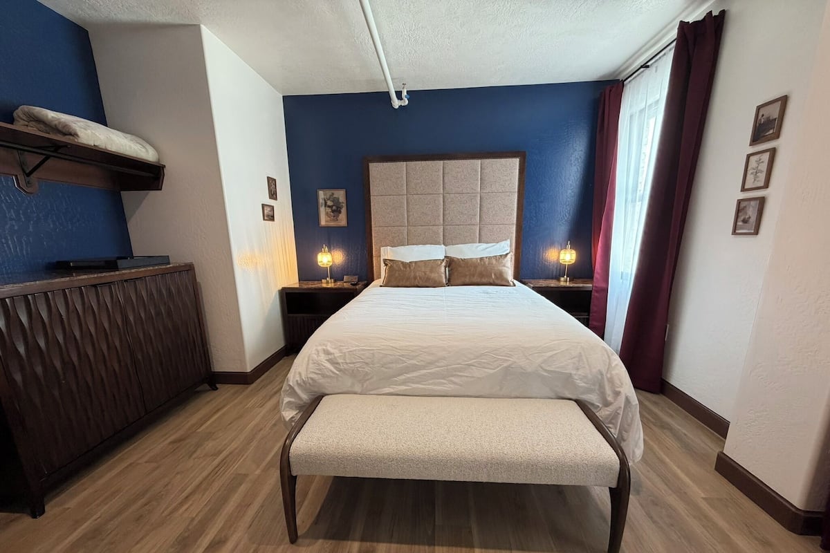 Premier Single Room | Laptop workspace, blackout drapes, soundproofing, WiFi (free)