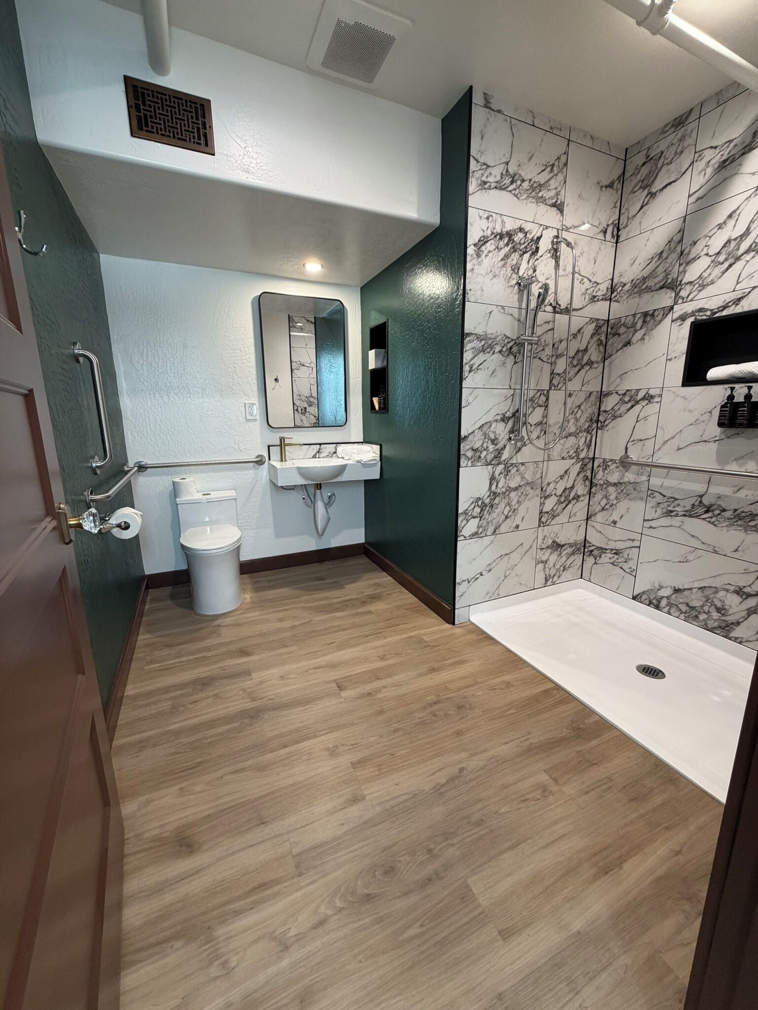 Signature Single Room | Bathroom | Shower, free toiletries, hair dryer, towels