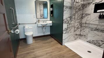 Signature Single Room | Bathroom | Shower, free toiletries, hair dryer, towels