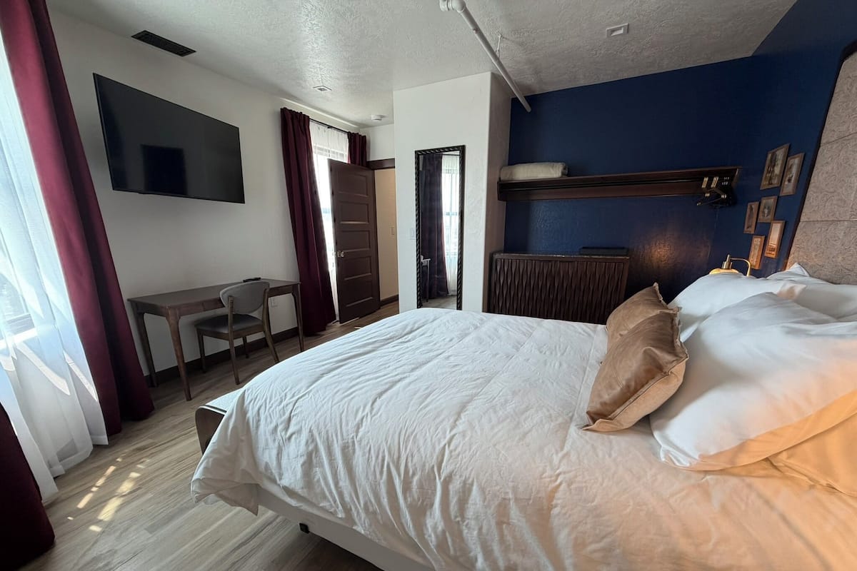 Panoramic Single Room, Mountain View | Laptop workspace, blackout drapes, soundproofing, WiFi (free)