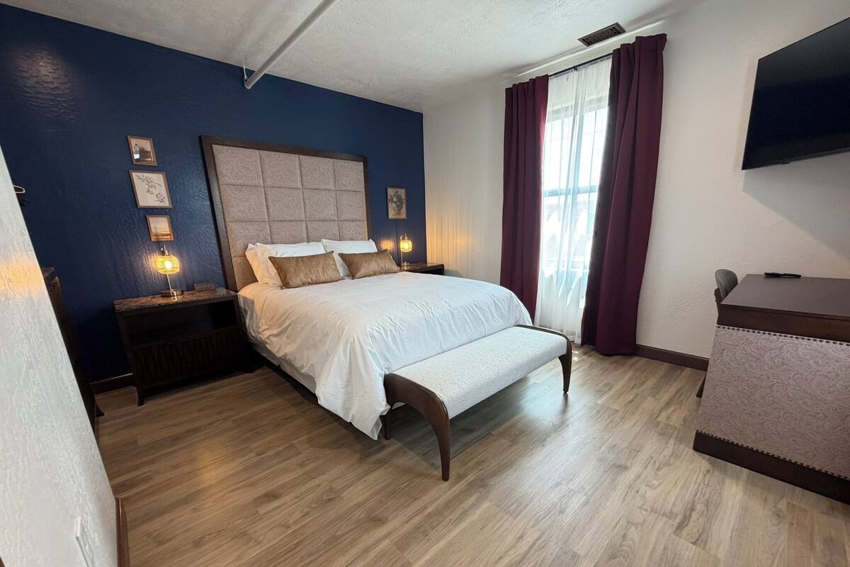 Superior Single Room, Mountain View | Laptop workspace, blackout drapes, soundproofing, WiFi (free)