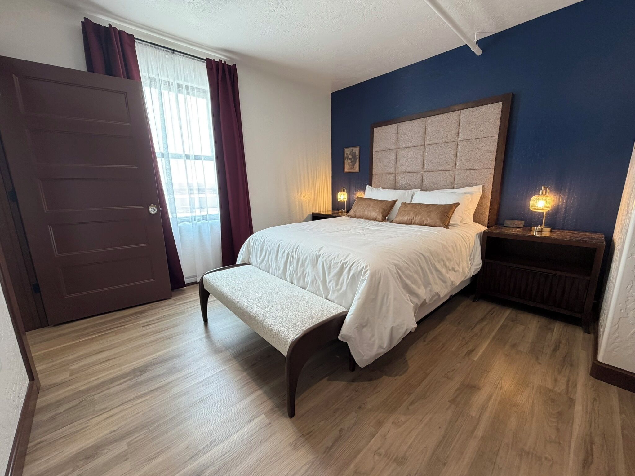 Espacio para trabajar con laptop y cortinas blackout 