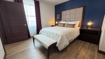 Espacio para trabajar con laptop y cortinas blackout