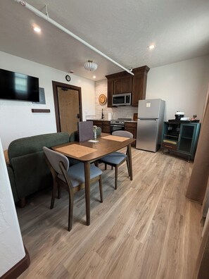 Standard Single Room, Mountain View | Dining - The Historic Tomahawk (Green River)