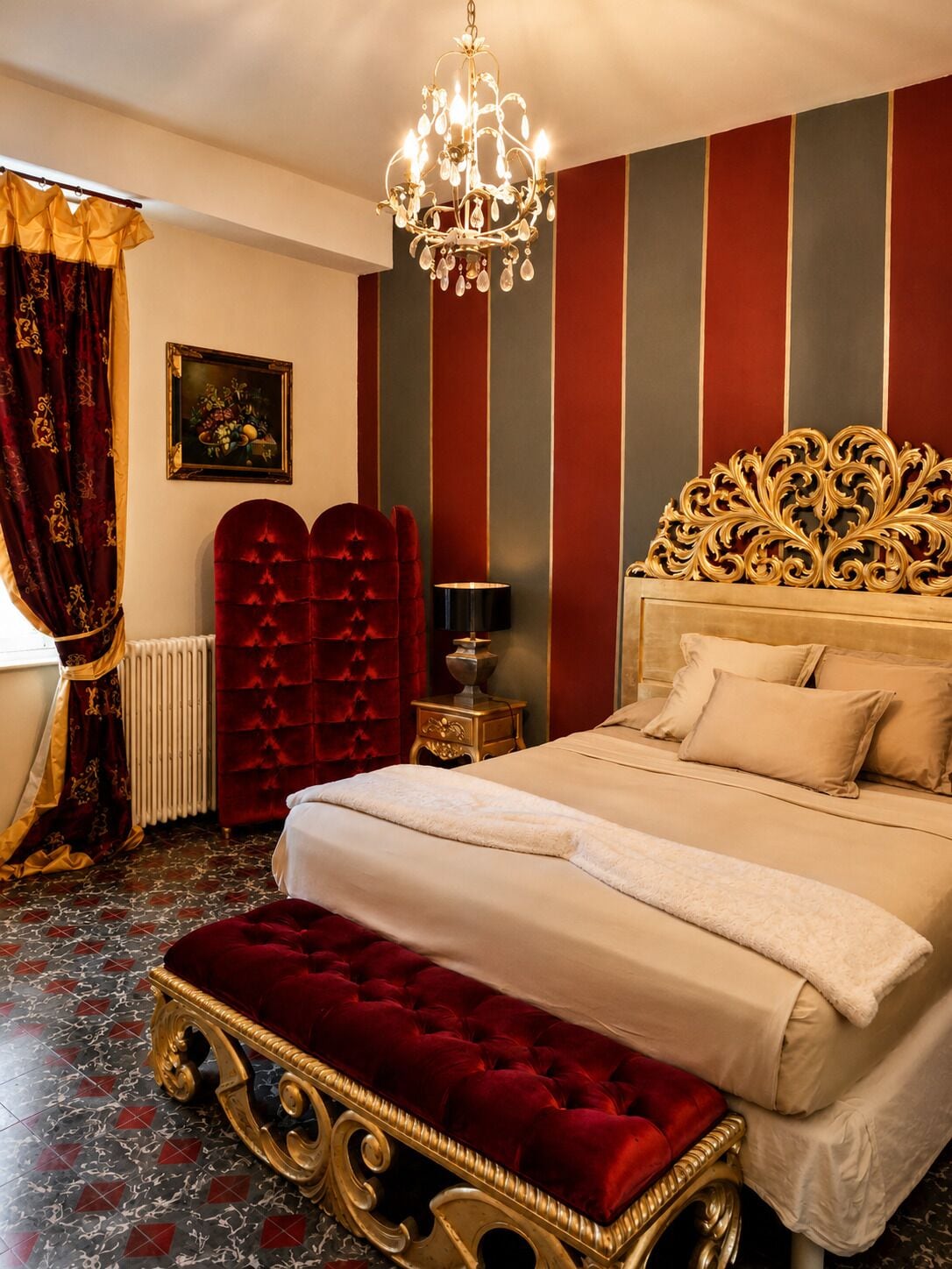 Una camera da letto con un letto grande, una panca in velluto rosso, un lampadario, un termosifone e un quadro appeso al muro.