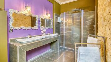 Deluxe Suite, Garden View | Bathroom