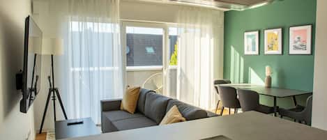 Deluxe-huoneisto, 2 yhden hengen sänkyä, parveke | Oleskelualue