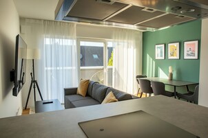 Apartamento Deluxe, 2 camas individuales, balcón | Zona de estar
