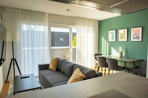 Apartamento Deluxe, 1 cama de matrimonio, vistas a la ciudad, planta baja | Zona de estar