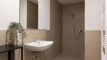 Appartement Deluxe, 1 grand lit, balcon, vue sur la ville | Salle de bain | Douche, serviettes fournies, shampooing, papier de toilette