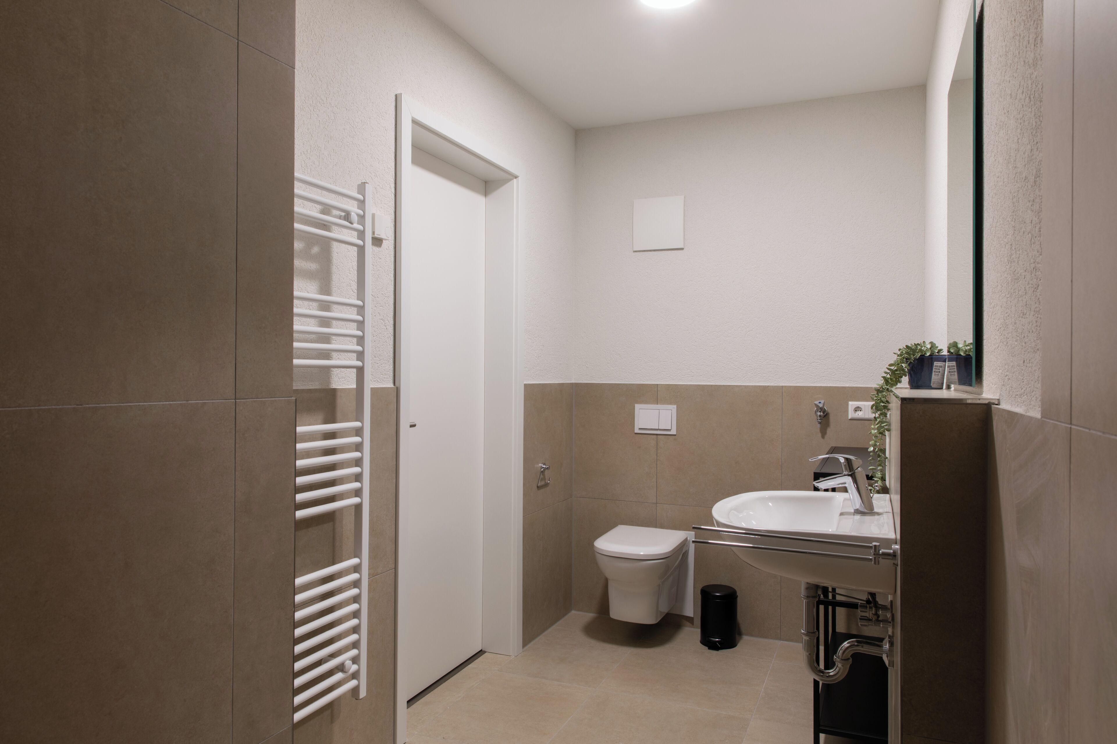 Căn hộ Deluxe, 1 giường cỡ queen, ban công, quang cảnh thành phố | Phòng tắm | Buồng tắm vòi sen, khăn tắm, dầu gội, giấy vệ sinh 