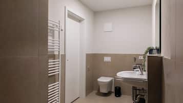 Căn hộ Deluxe, 1 giường cỡ queen, ban công, quang cảnh thành phố | Phòng tắm | Buồng tắm vòi sen, khăn tắm, dầu gội, giấy vệ sinh
