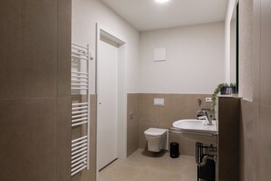 Căn hộ Deluxe, 1 giường cỡ queen, ban công, quang cảnh thành phố | Phòng tắm | Buồng tắm vòi sen, khăn tắm, dầu gội, giấy vệ sinh 