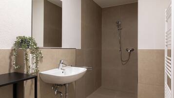 Deluxe-Apartment, 2 Einzelbetten, Balkon | Badezimmer | Dusche, Handtücher, Shampoo, Toilettenpapier