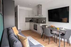 Apartamento Deluxe, 1 cama de matrimonio, balcón, vistas a la ciudad | Zona de estar