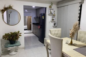 Dining - Centrally located apartment, close to airport, beaches and historical center. (Cartagena de Indias)