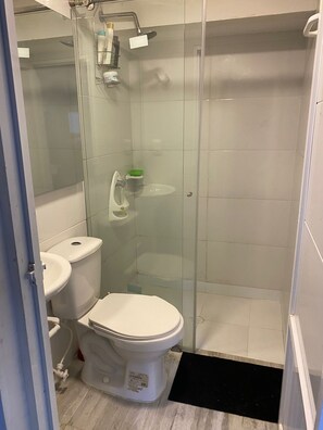 Towels, soap, toilet paper - Centrally located apartment, close to airport, beaches and historical center. (Cartagena de Indias)