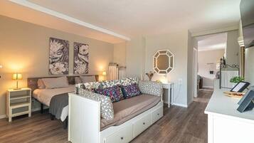 Appartamento Deluxe, balcone, vista città | Copriletto in piuma, ferro/asse da stiro