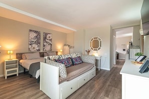 Appartamento Deluxe, balcone, vista città | Copriletto in piuma, ferro/asse da stiro