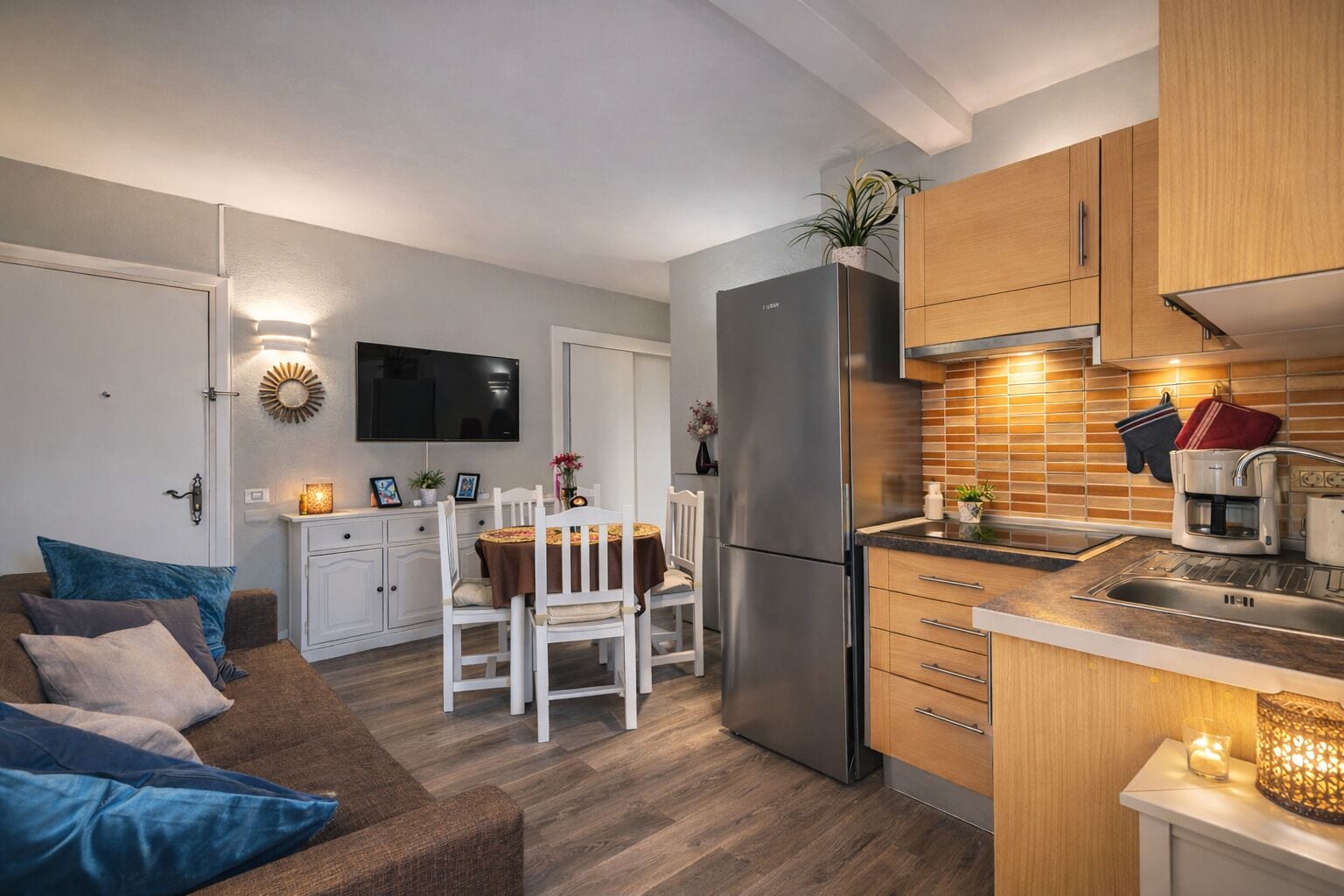 Deluxe Apartment, Balcony, City View | Private kitchen | Electric kettle, toaster