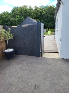 Property grounds - Maison Fabien: private terrace, private garden & Wi-Fi in Surzur, Brittany (Surzur)