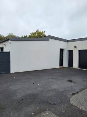 Exterior - Maison Fabien: private terrace, private garden & Wi-Fi in Surzur, Brittany (Surzur)