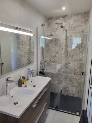 Shower, hair dryer, towels - Maison Fabien: private terrace, private garden & Wi-Fi in Surzur, Brittany (Surzur)