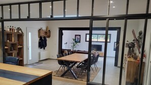 Een modern interieur met een eethoek, houten meubels en een groot raam.