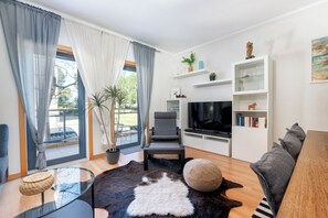 Smart TV - Privilege 2-bedroom Apartment Ida with Rooftop Pool, Village Marina - Olhão (Olhão)