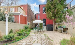 Outdoor dining - Deco Designed Historic Home - Heart of Richmond (Richmond)