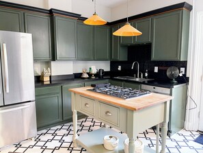 Wasserkocher mit Kaffee-/Teezubehör, Kühlschrank, Mikrowelle, Ofen