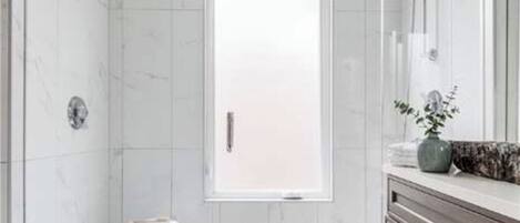 Douche, sĂšche-cheveux, serviettes fournies, savon